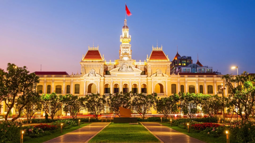 Meilleurs circuits au Vietnam pour couples à découvrir - vietnam ho chi minh ho chi minh au soir 1024 Hôtel de ville de Hô Chi Minh-Ville