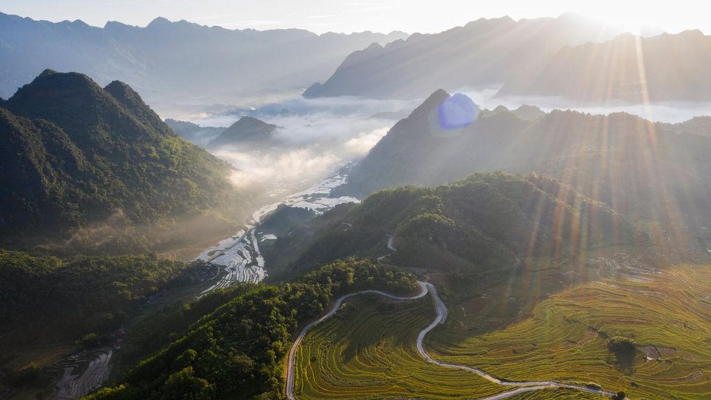 Vue panoramique sur Pù Luông, entre rizières en terrasses et montagnes vertes