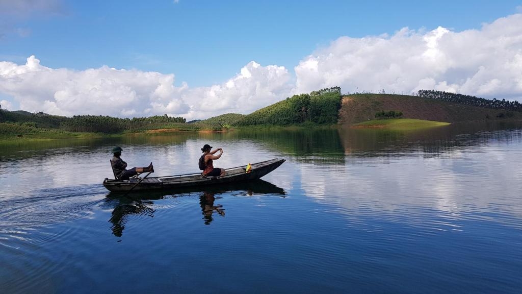Vietnam hors des sentiers battus : Top destinations et expériences authentiques - vietnam le lac de thac ba barque 1024 le lac de Thac Ba