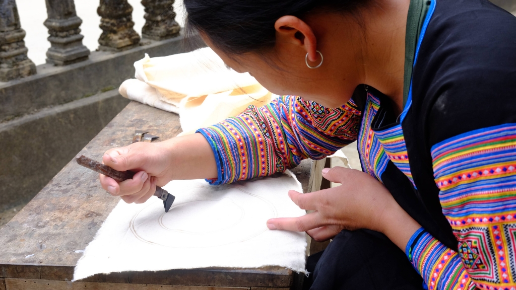 Dessin à la cire d’abeille à Pa Co : art traditionnel de la culture Hmong - vietnam van ho 1024 1 Dessin à la cire d’abeille à Pa Co