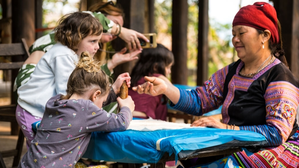 Dessin à la cire d’abeille à Pa Co : art traditionnel de la culture Hmong - atelier dessin Participer à un atelier de batik