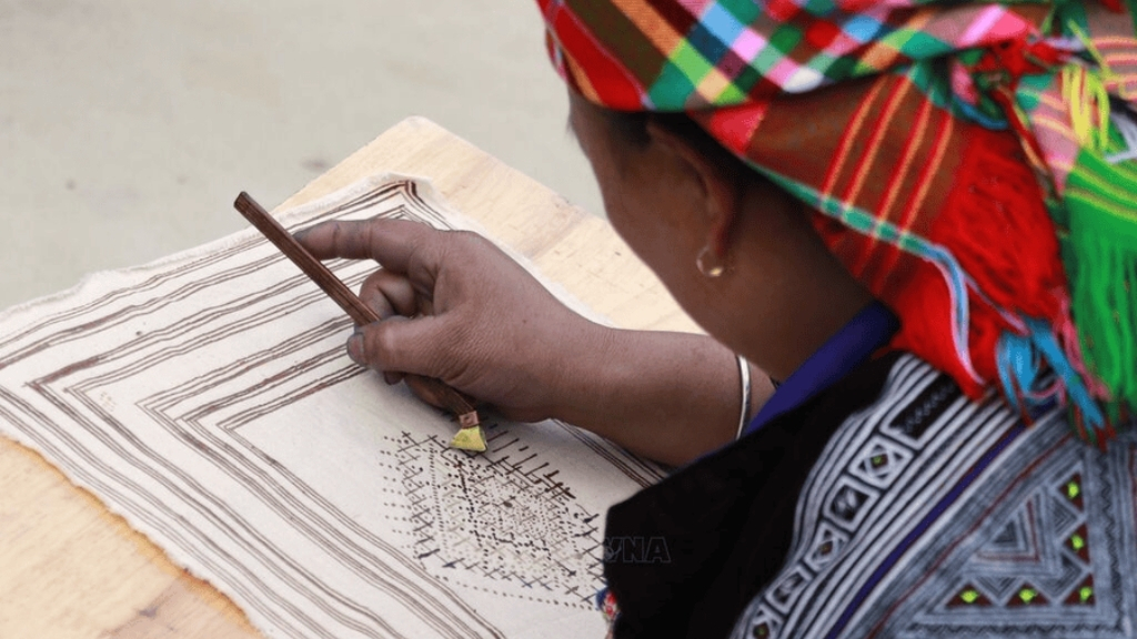 Dessin à la cire d’abeille à Pa Co : art traditionnel de la culture Hmong - pa co dessin a la cire dabeille 1024 Observer les artisanes