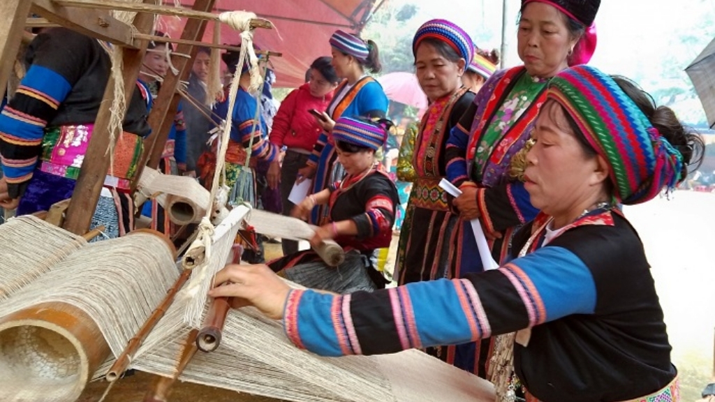 Tissage des femmes Hmong Voyager en petit groupe au Vietnam