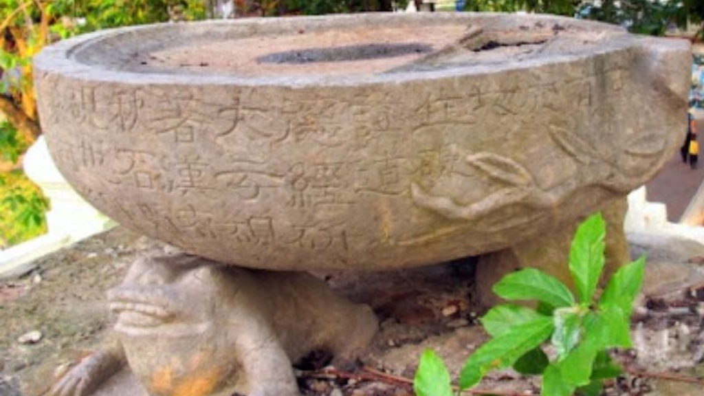 Temple Ngoc Son : Histoire, culture et guide pour une visite réussie - temple ngoc son dalle de lencre 1024 Dalle de l'encre