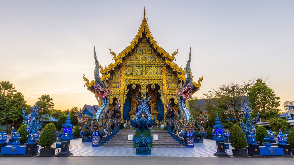 Blue Temple à Chiang Rai : une visite courte qui marque vraiment - thailande chiang rai blue temple wat rong suea ten 3 1024 Vue du Wat Rong Suea Ten, célèbre temple bleu du nord de la Thaïlande