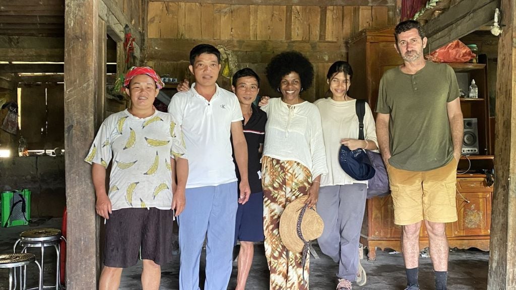 Une famille locale accueille des touristes chez l’habitant au Vietnam