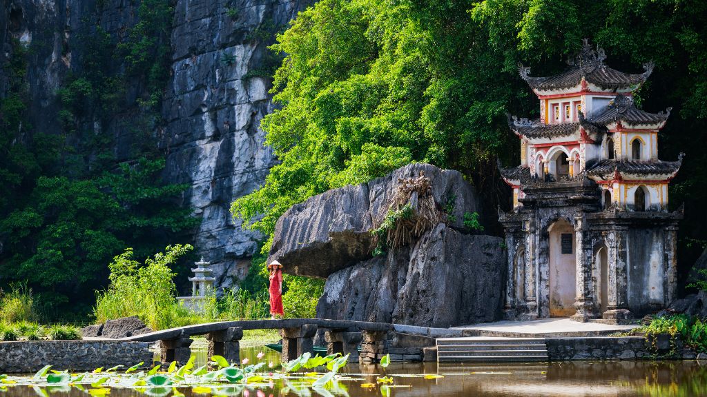 Temple ancien Bich Dong intégré dans les falaises karstiques