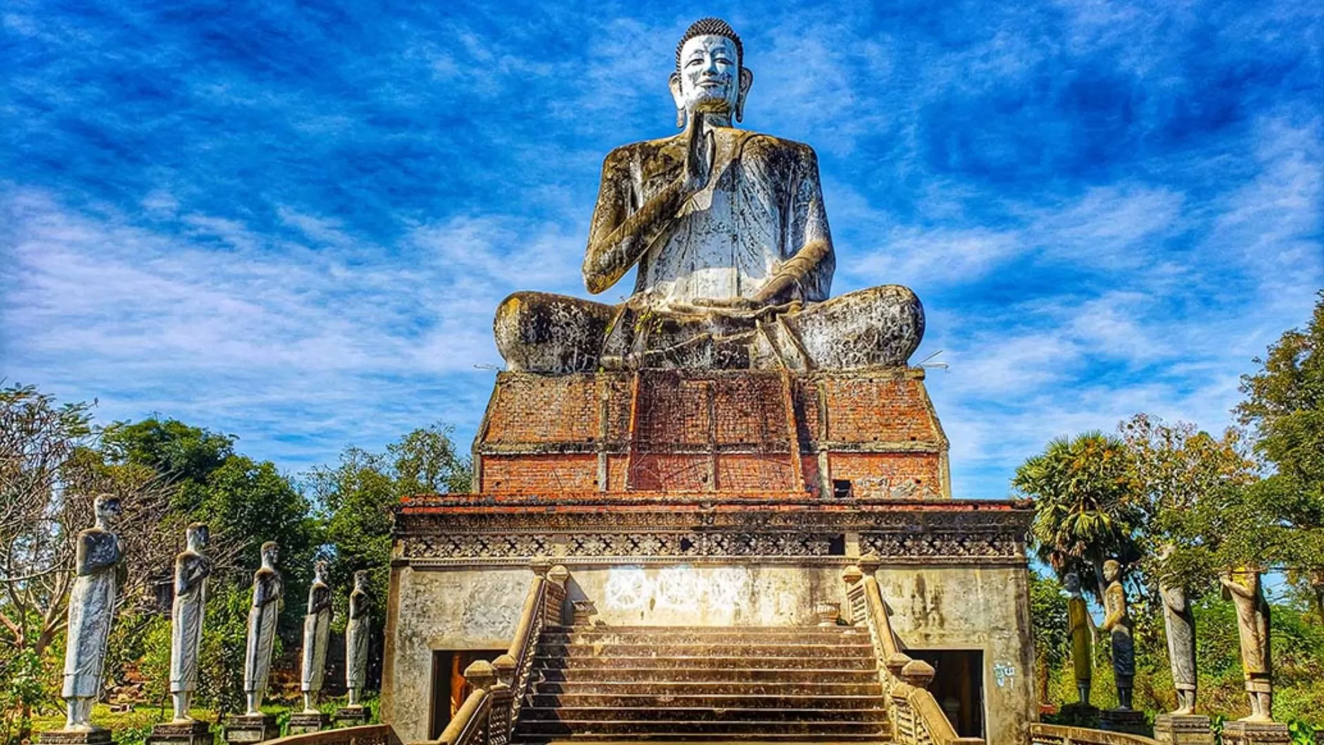 La statue de Bouddha géant au Wat Ek Phnom