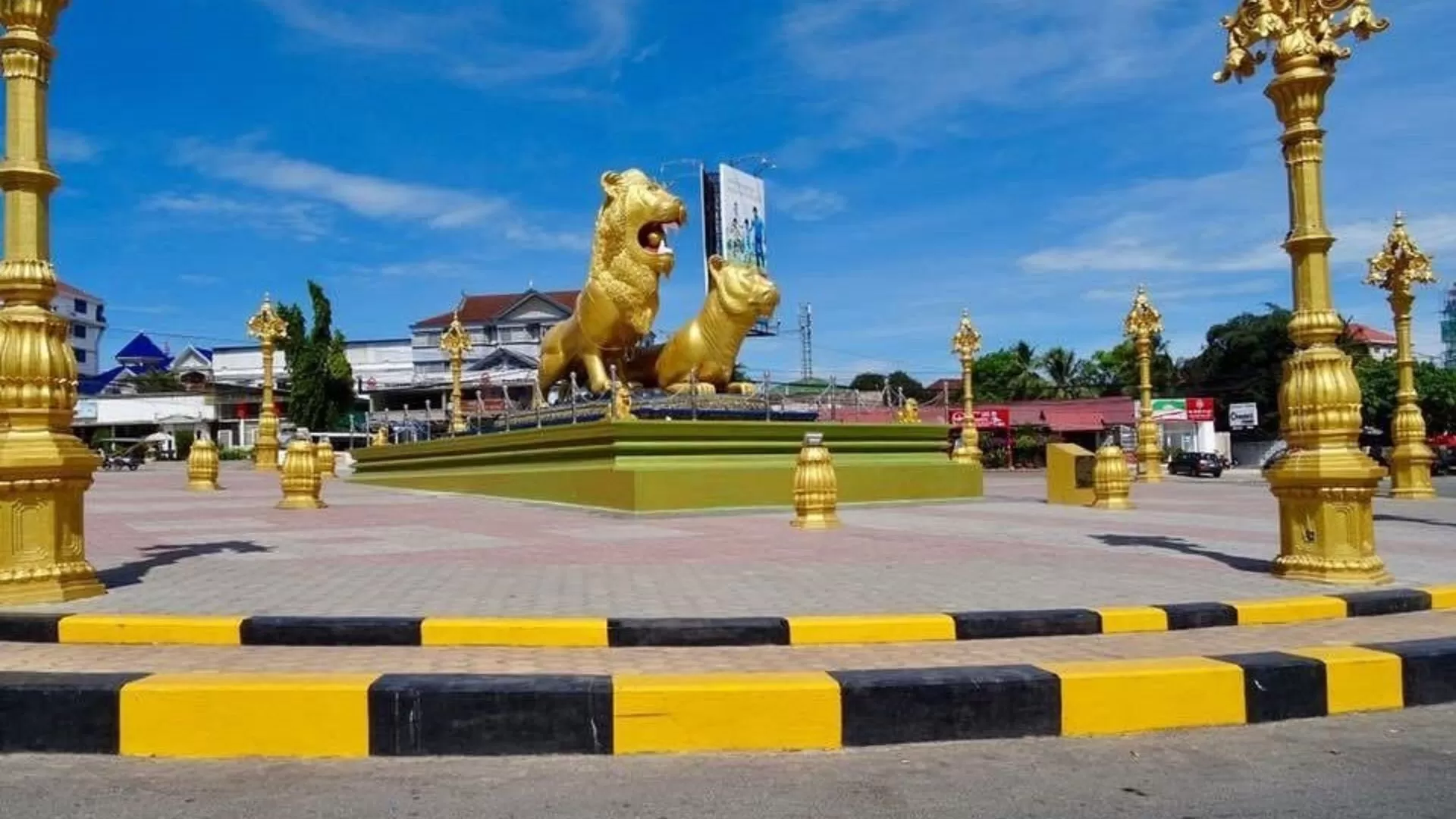 Golden lions roundabout