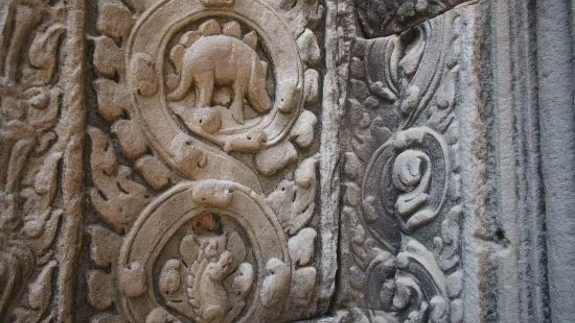 A dinosaur in the carving