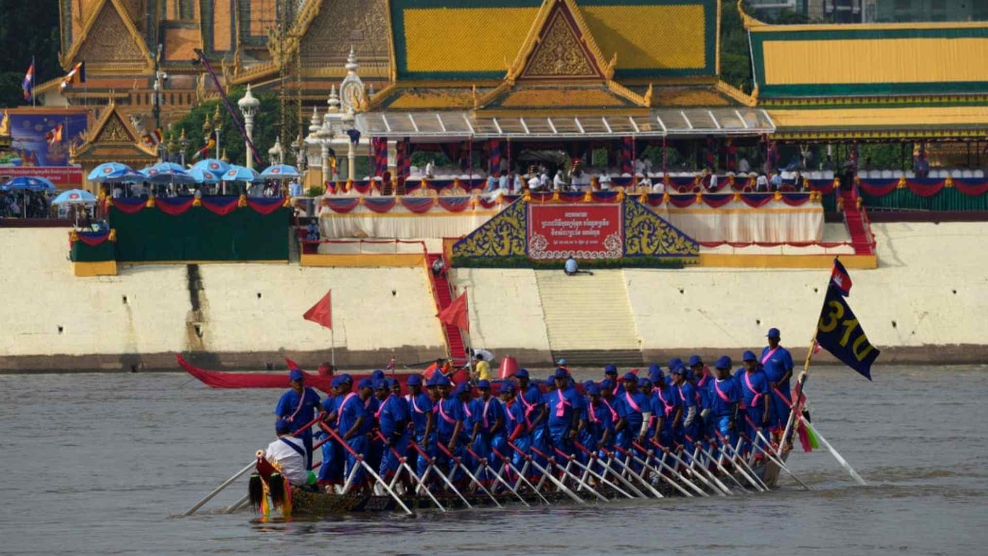 Courses de pirogues colorées