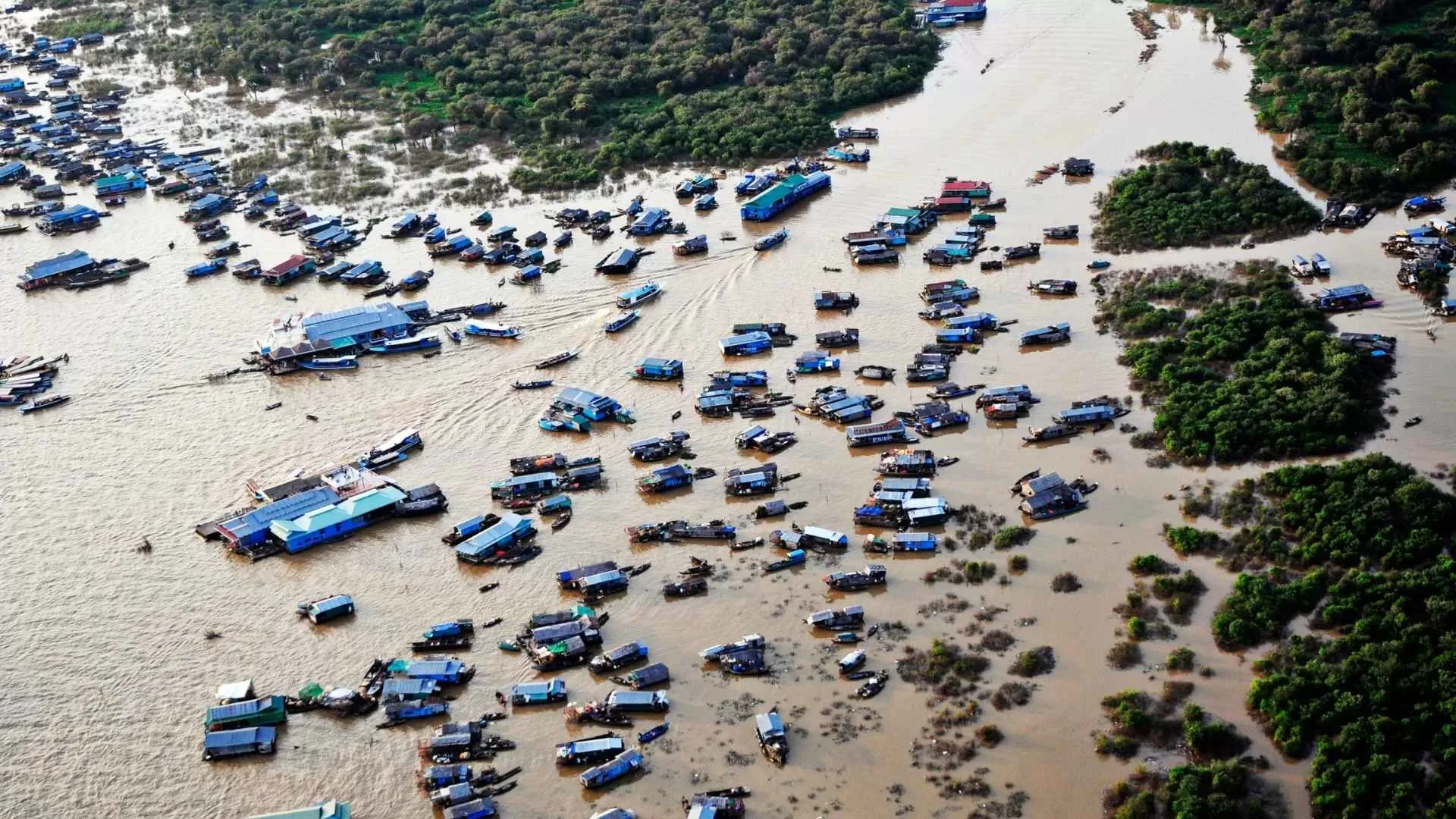 Visit floating villages in Tonle Sap