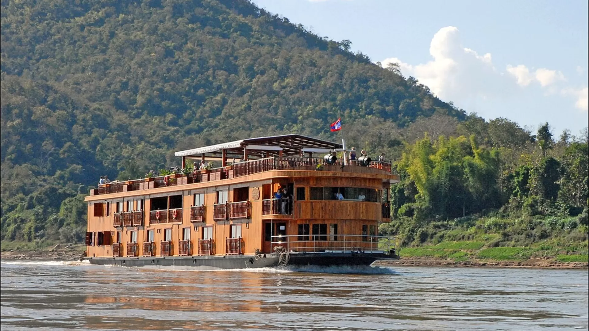 Experience cruise on the Mekong River