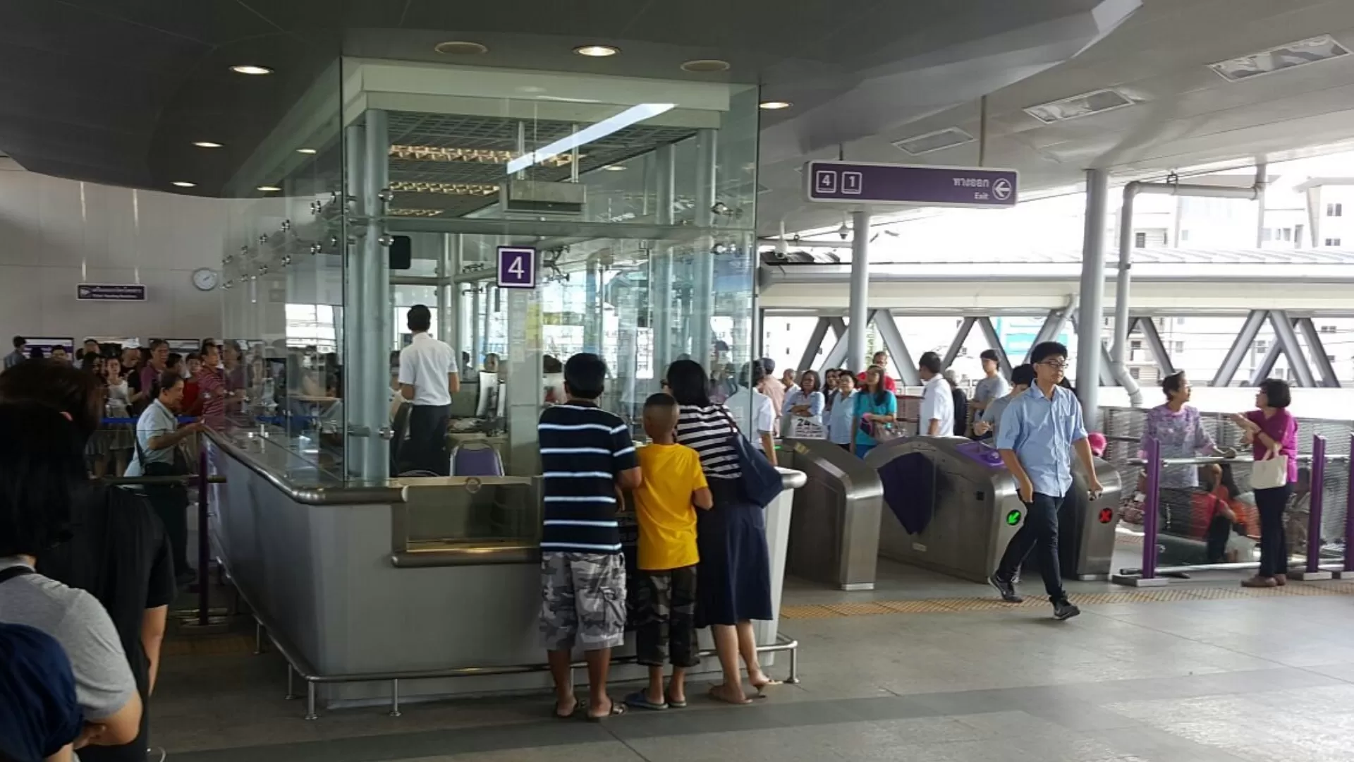 Les gens achètent les billets au guichet