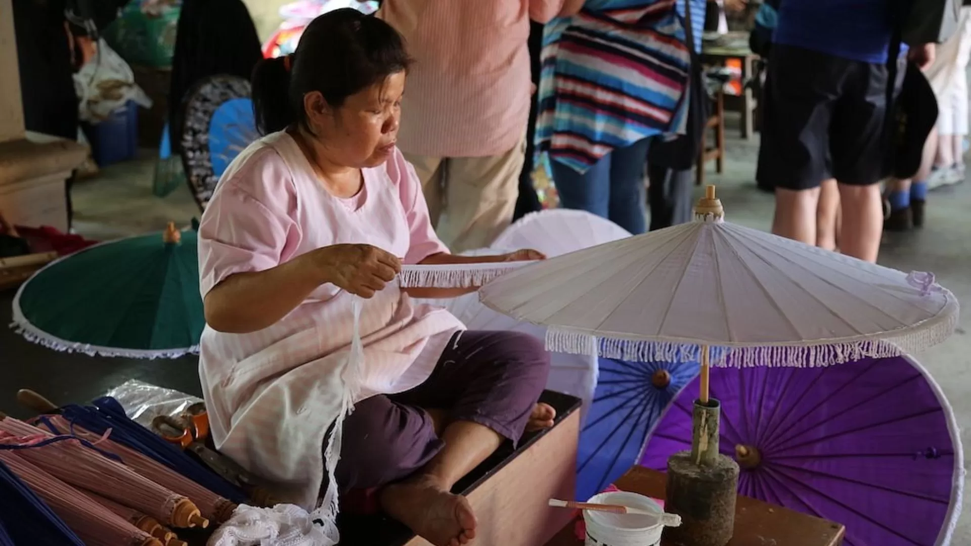 Ombrelles peintes à la main au village Bo Sang