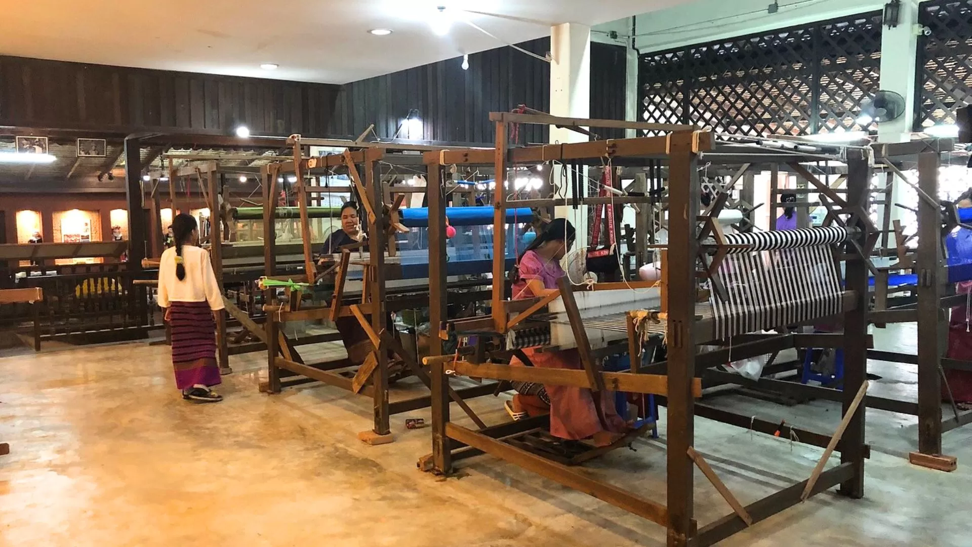 Tissage de la soie au village San Kamphaeng