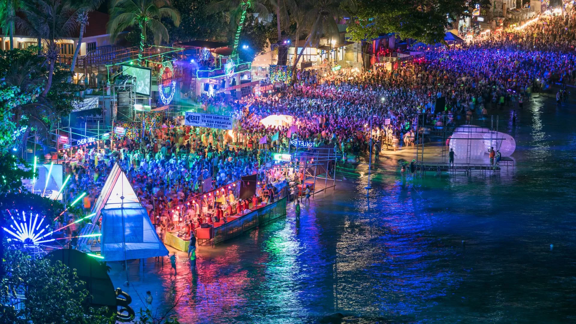 La nuit, l’île est remplie des lumières vives de la fête.