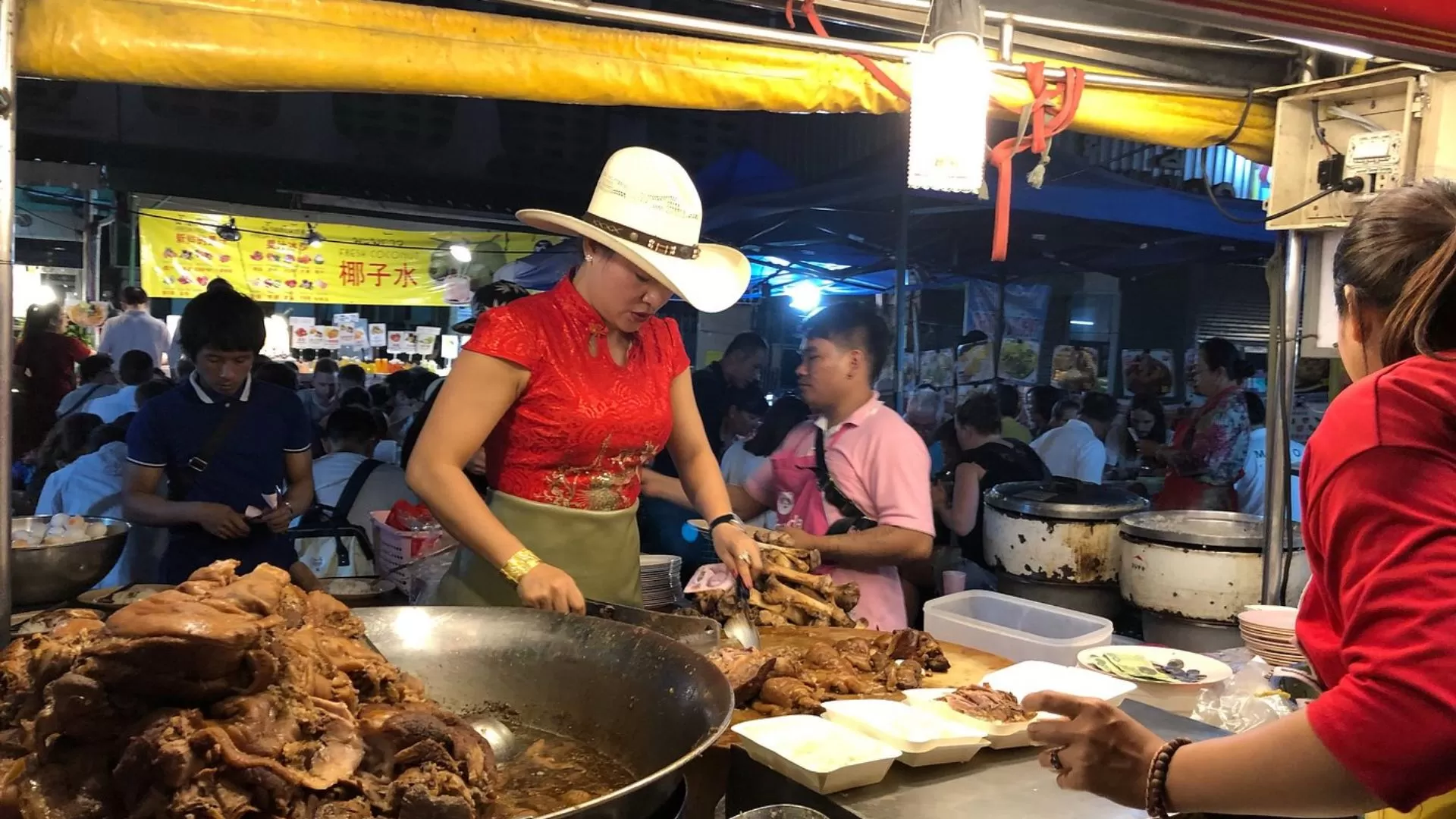 Cowboy street stall à la porte Chang Puak