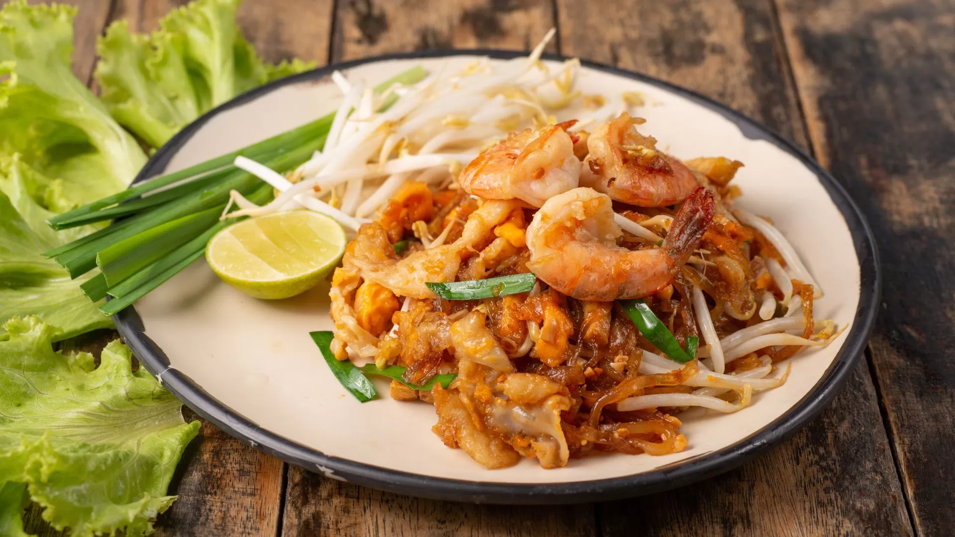 Le Pad Thai traditionnel, prêt à déguster