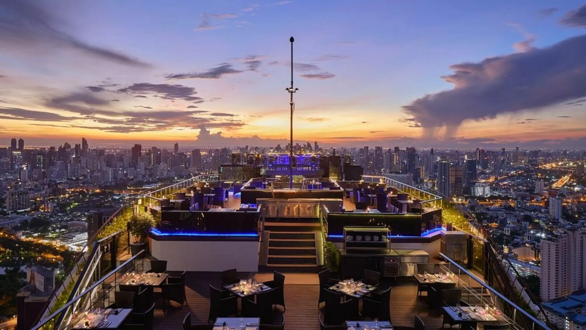 Romantic rooftop dinner in Vertigo & Moon Bar