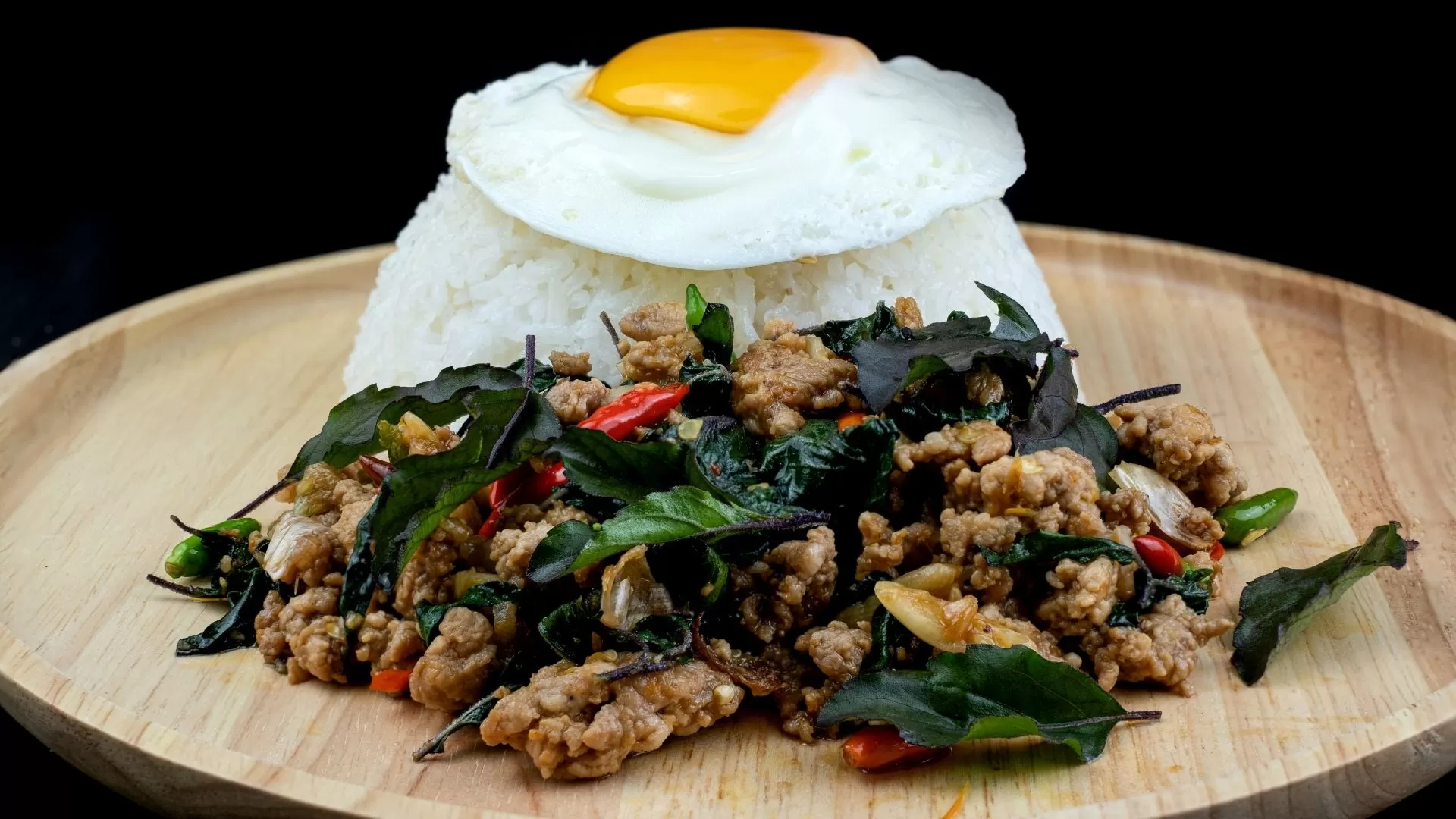 Pad Krapow Moo (Stir-fried pork with holy basil leaves)