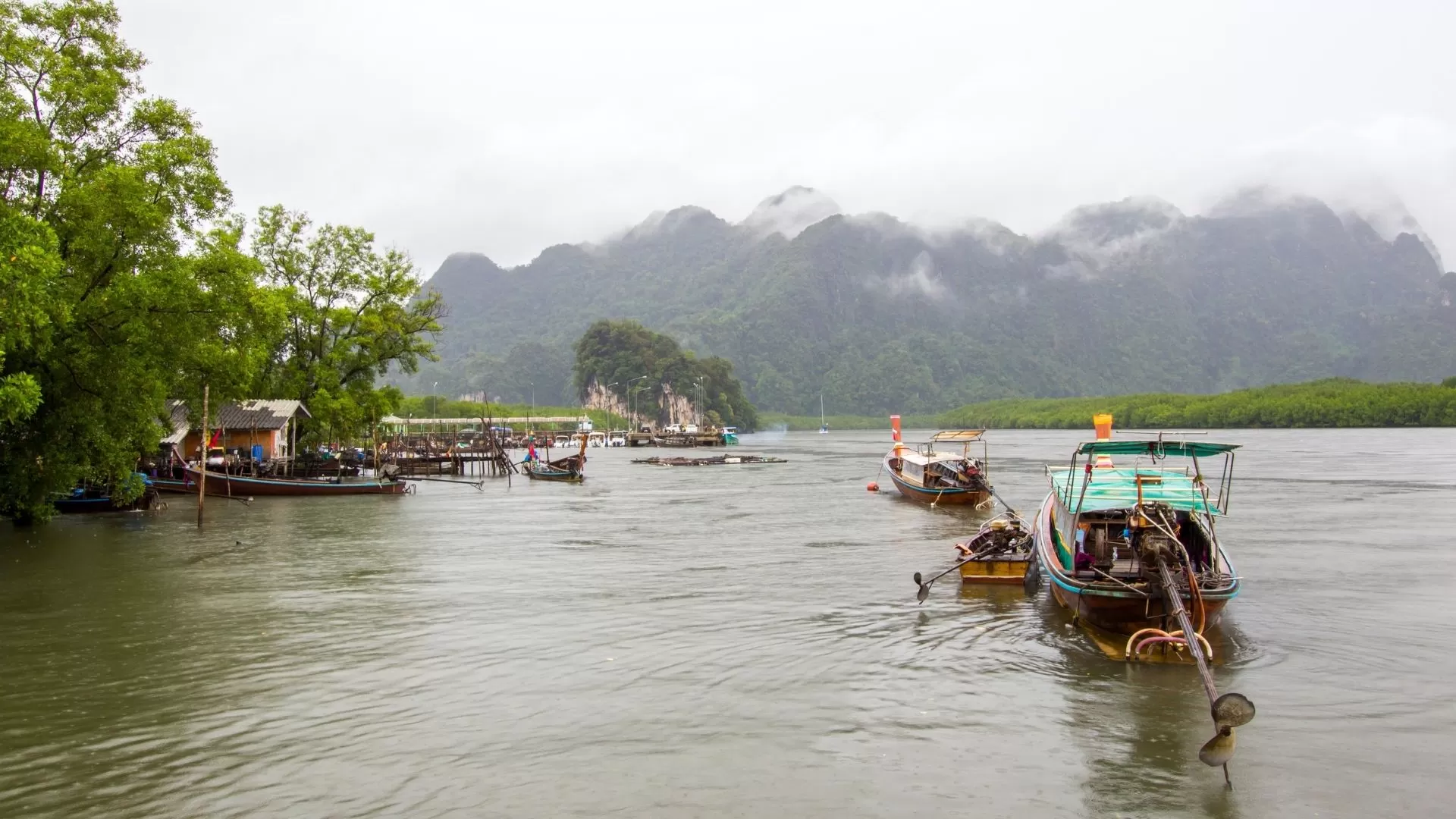 Kayak through Ao Thalane