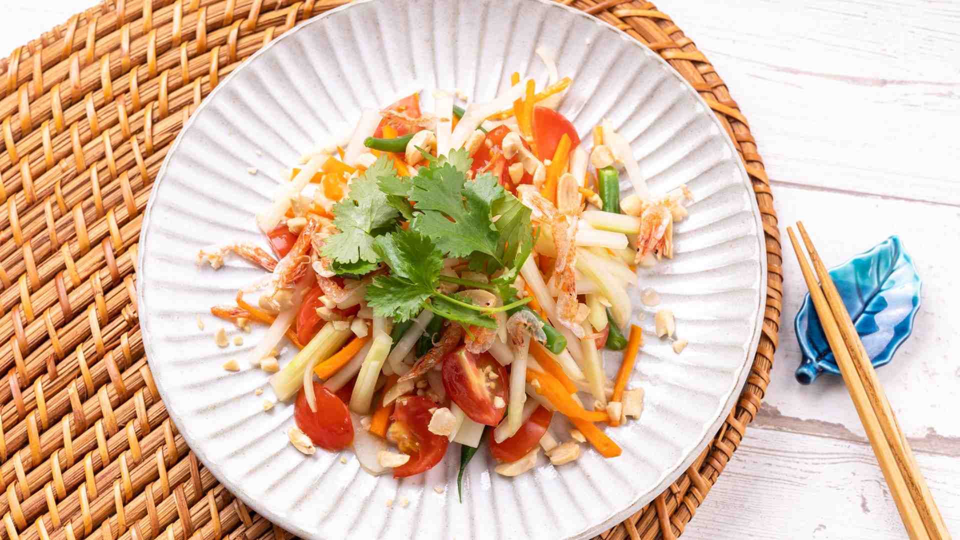 Som Tam (Thai green papaya salad)