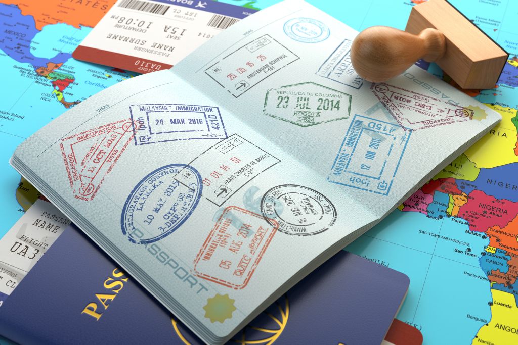 Passport, lunette de soleil et veste en jean