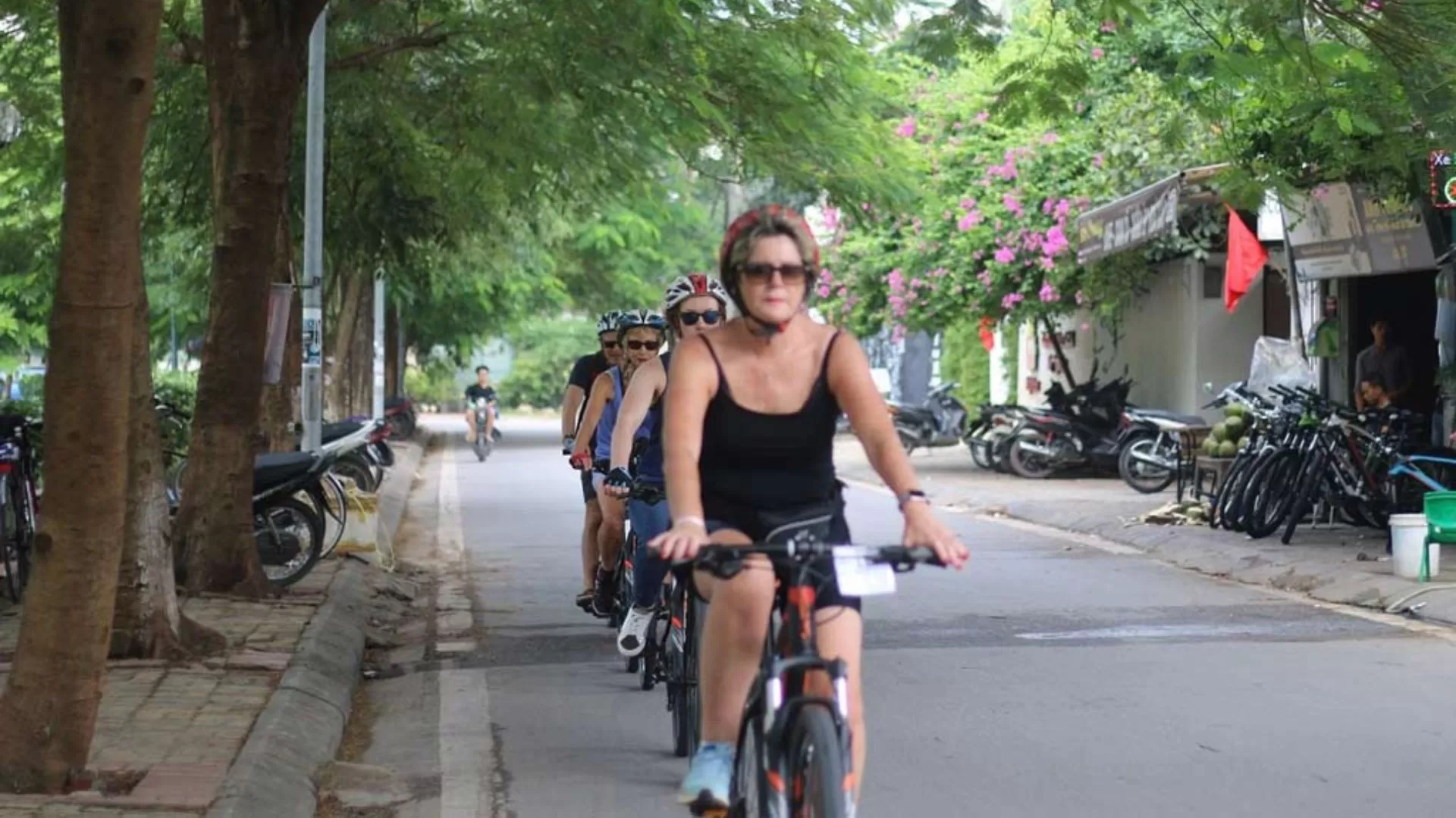 Touristes faisant du vélo à Hanoi
