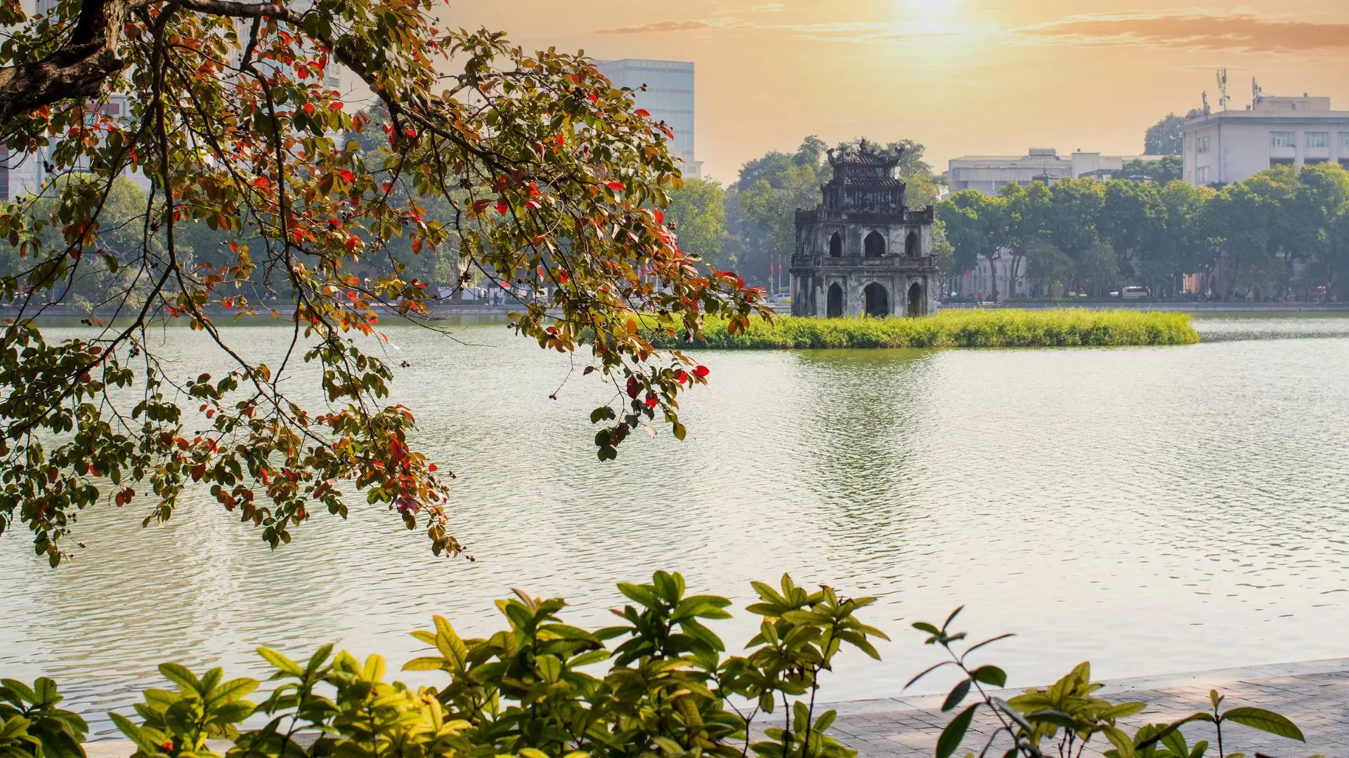 Le Lac Hoan Kiem dans la capitale Hanoï