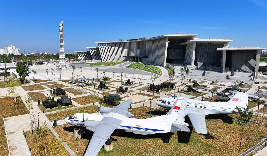 Vue panoramique du musée d'histoire militaire du Vietnam