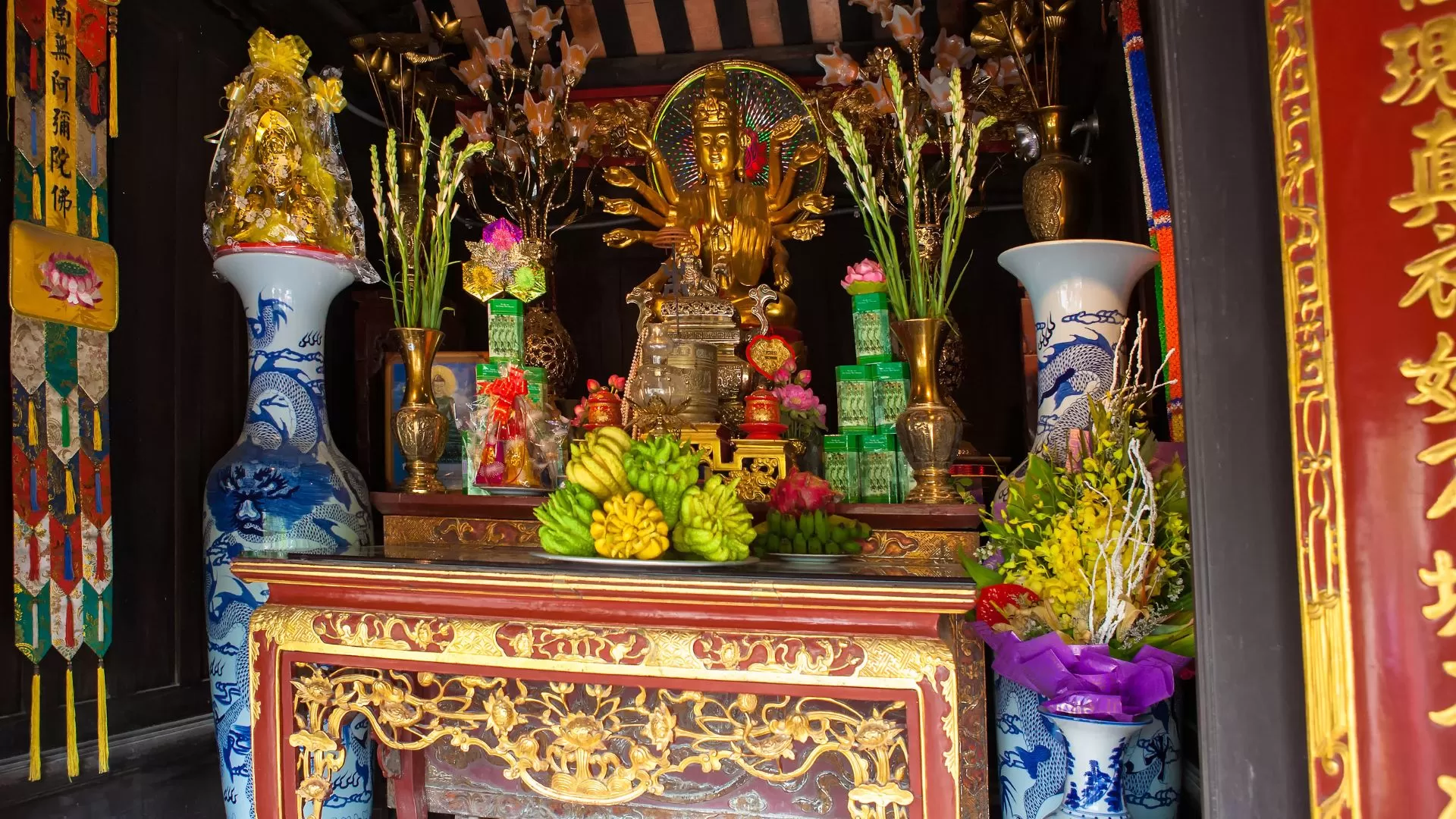 La statue majestueuse du Bodhisattva Guanyin dans la pagode