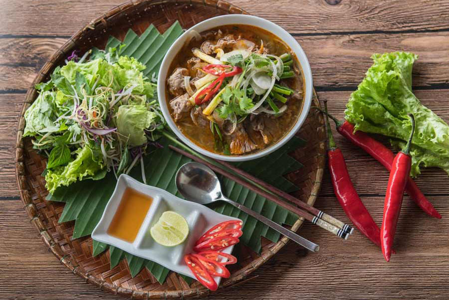 Bun bo Hué (Bún bò Huế), spécialité renommée de l’ancienne cité onirique