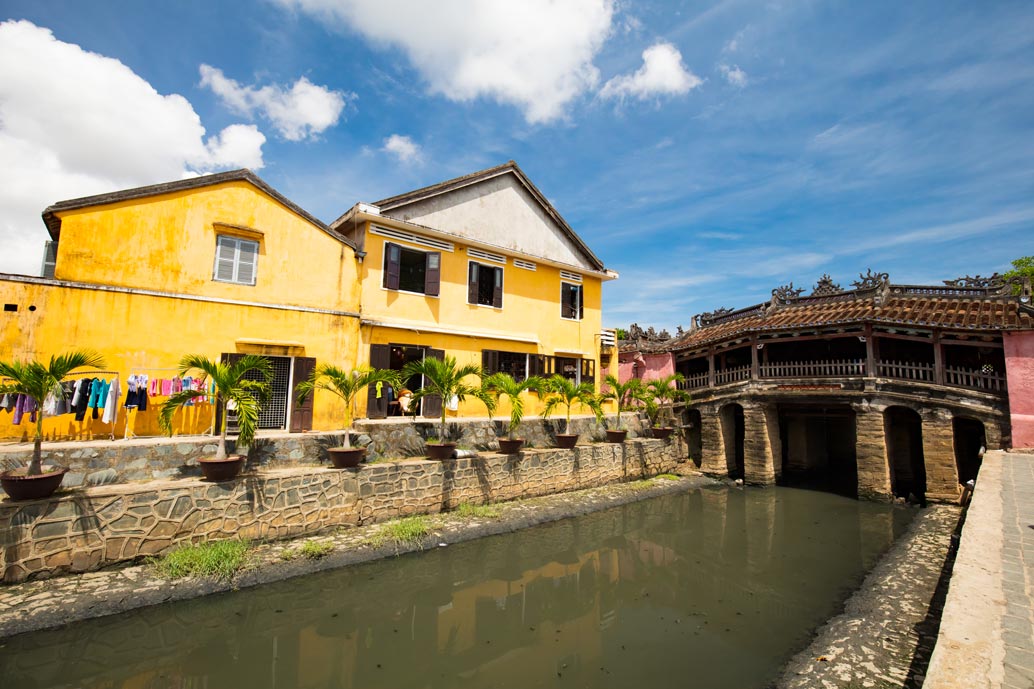 Explorez les temples et les pagodes qui témoignent de la riche histoire culturelle de Hoi An