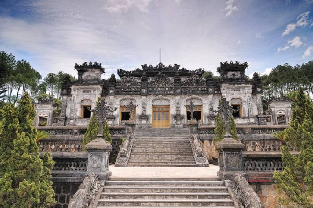  Mausolée de Khai Dinh – L’une des tombeaux impériaux à Hué