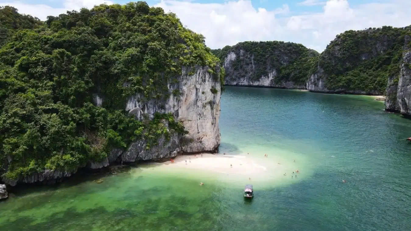 Ba Trai Dao Beach