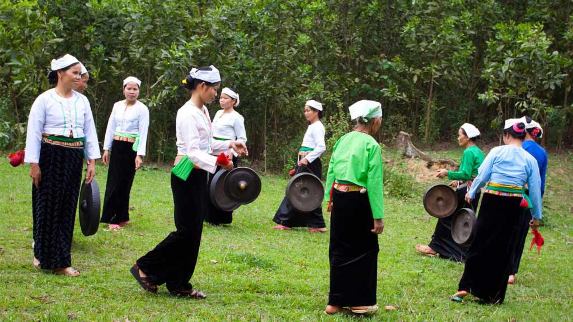 Femmes en tenues traditionnelles à Mai Chau