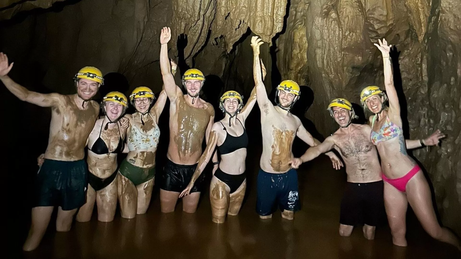 Les touristes découvrent la grotte Hang Toi