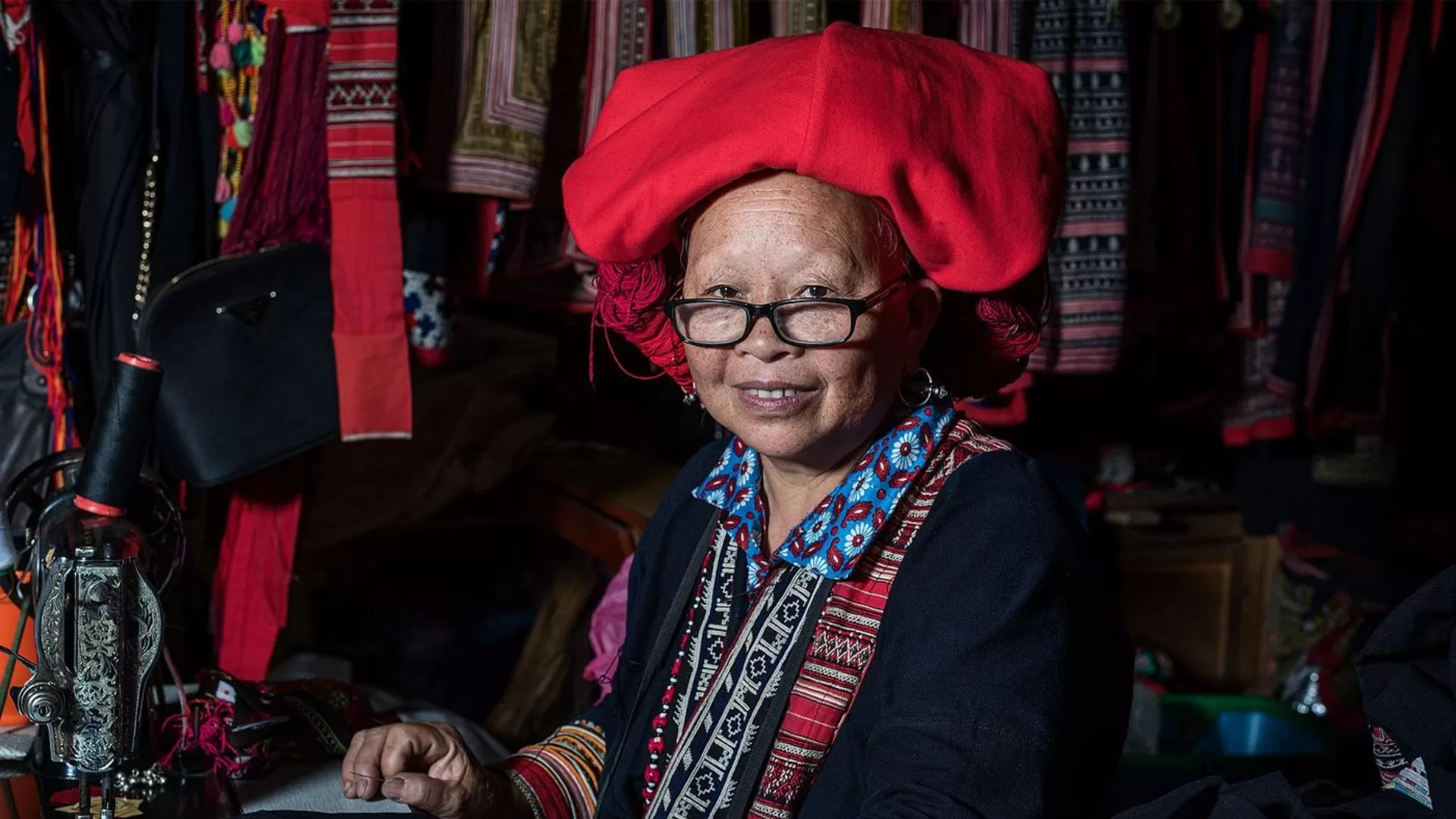 Femme dans le marché nocturne de Sapa