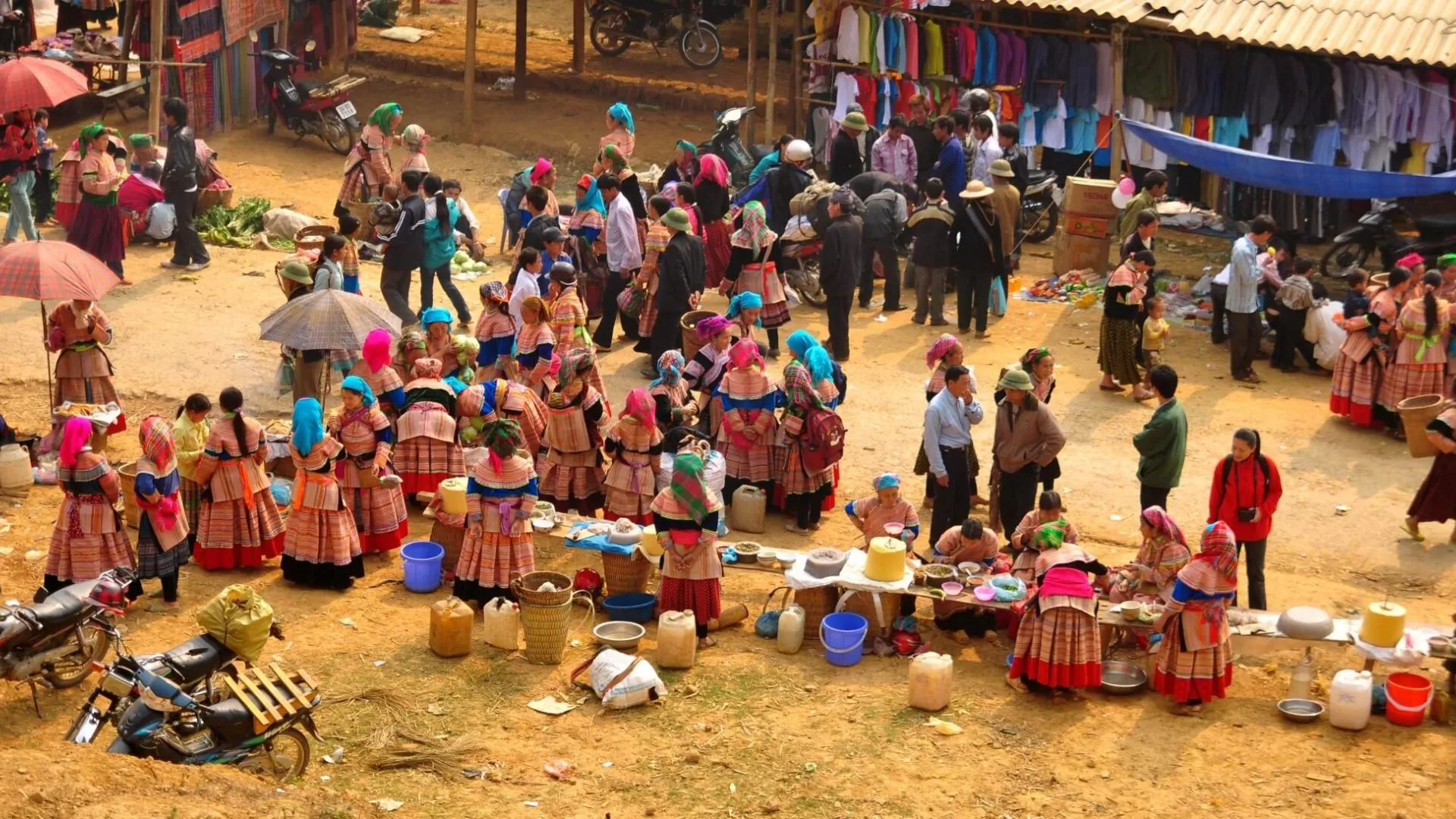 The lively atmosphere of Bac Ha local market