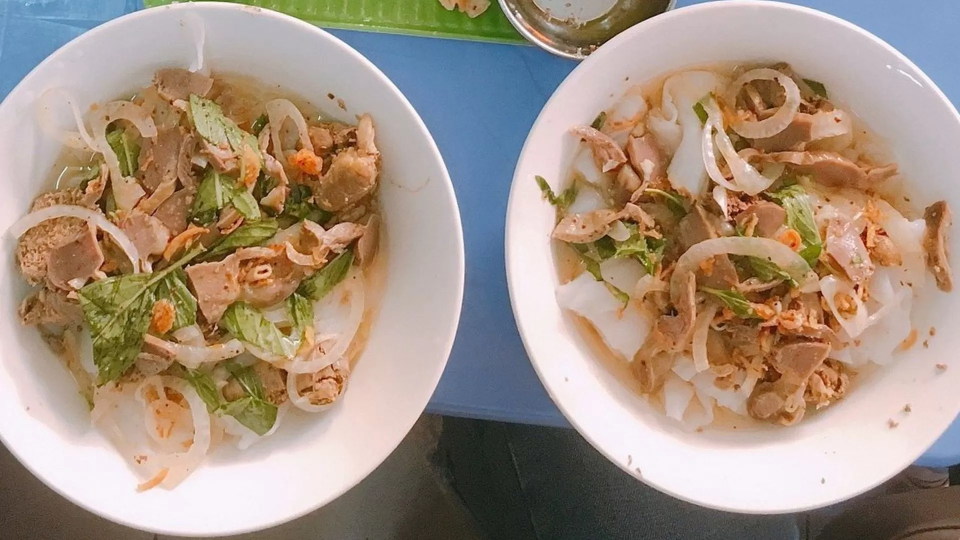 Steamed rice cake with chicken intestine - Bánh ướt lòng gà