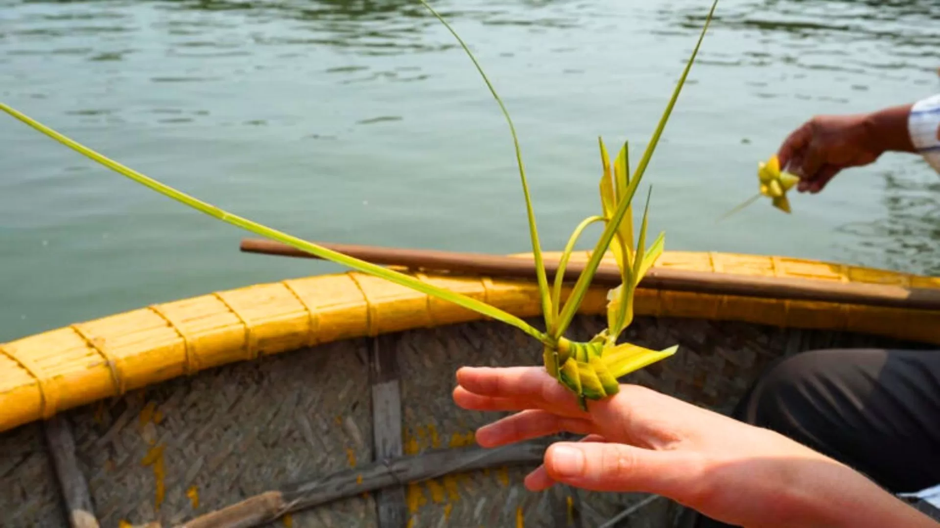 Make handicrafts from palm leaves