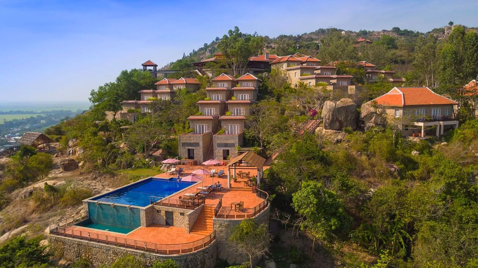 Victoria Nui Sam Lodge