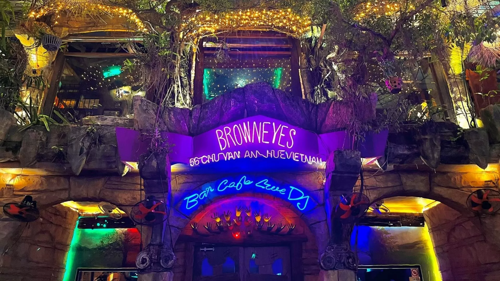 Brown Eyes Bar 