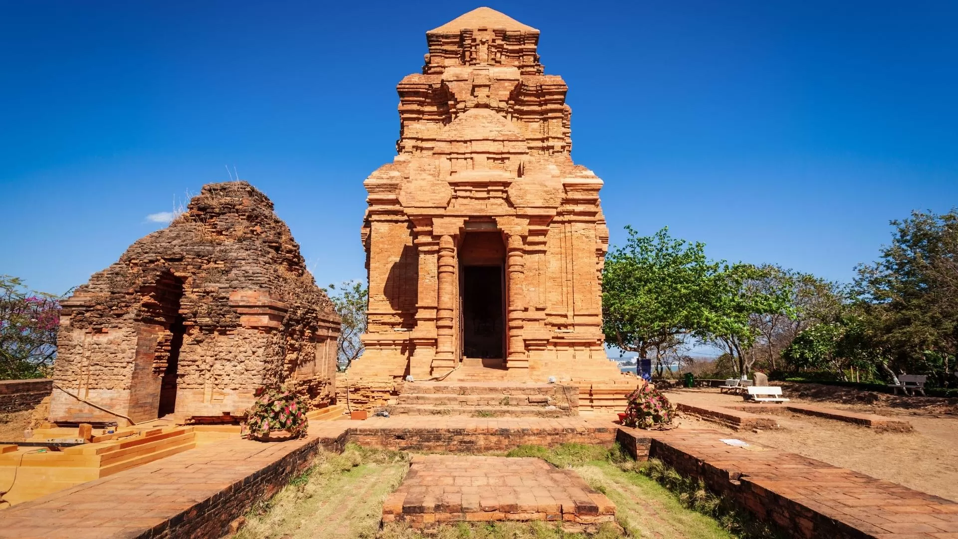 Po Sah Inu Cham towers