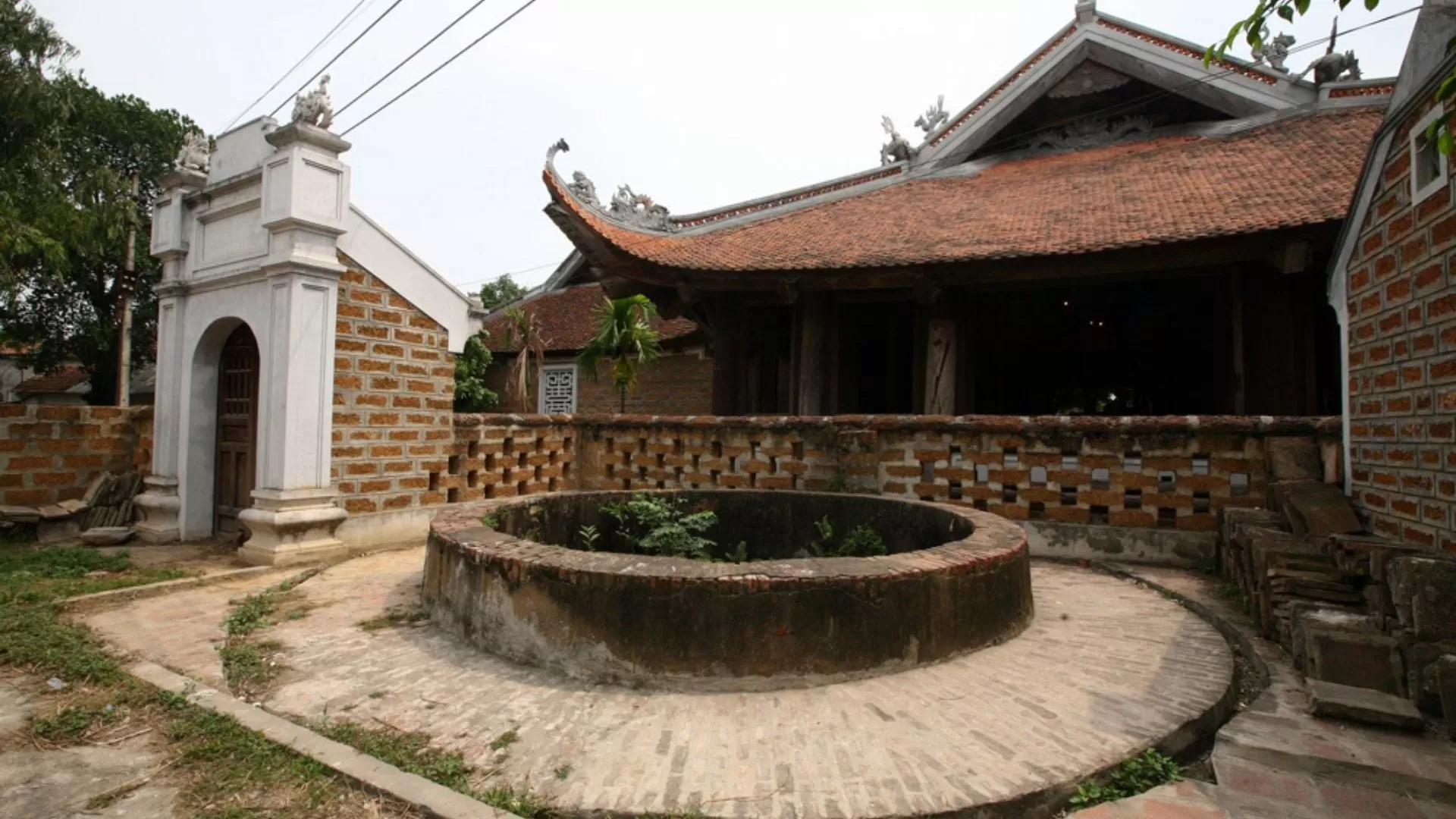 Ancient well of Duong Lam