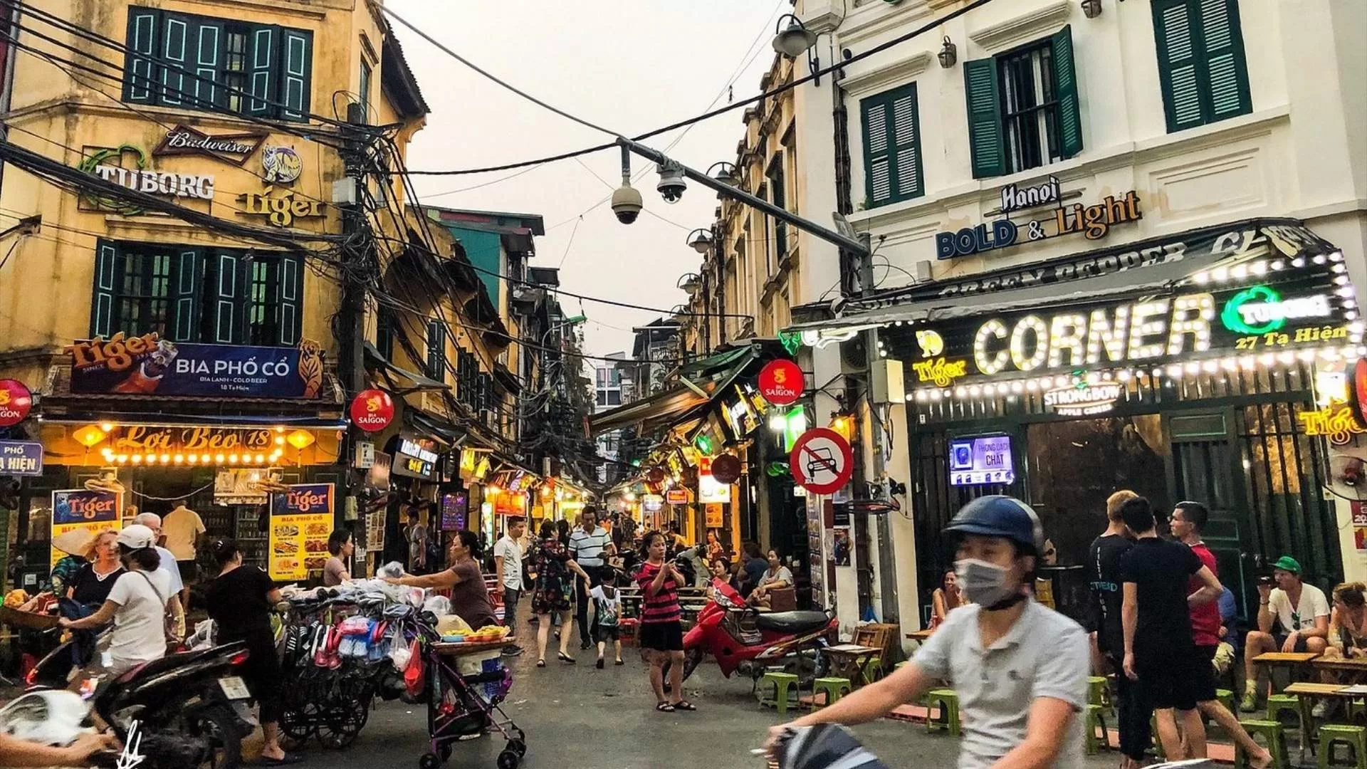 The lively atmosphere in Ta Hien Street – “beer street” of Hanoi