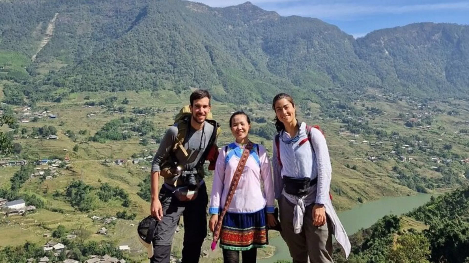Les touristes prennent des photos au sommet d'une montagne à Sapa