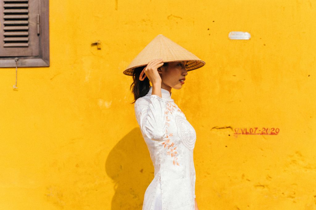 Ao dai et chapeau conique : l’élégance intemporelle du Vietnam