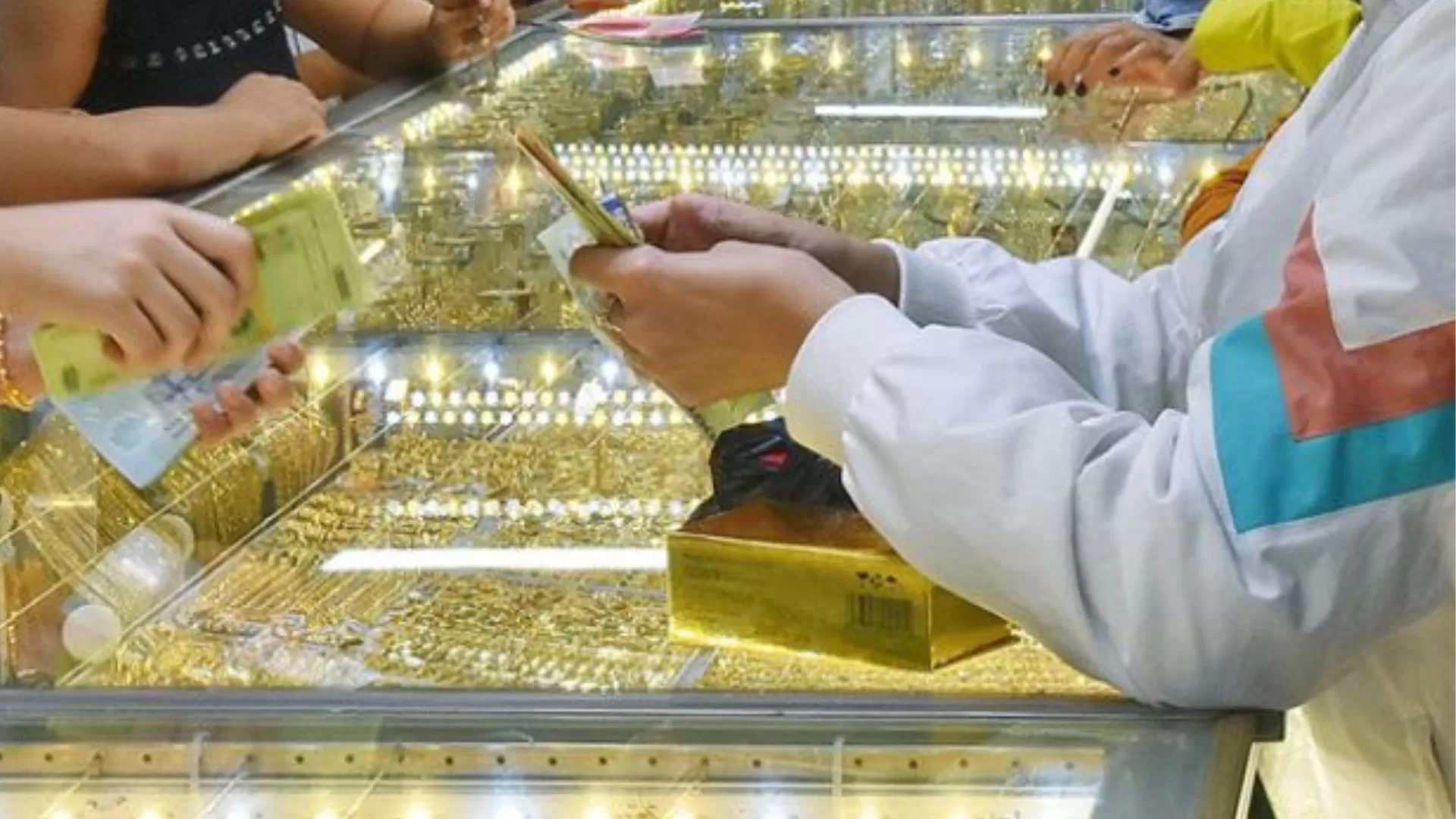 Échange d'argent dans les magasins d'or